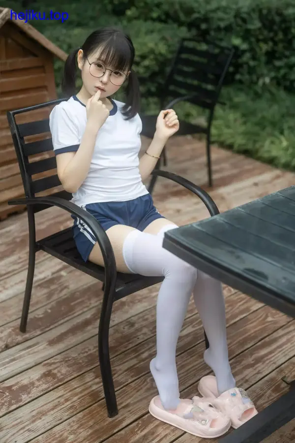 幼水铃衣复古街拍写真 幼水铃衣复古街拍写真