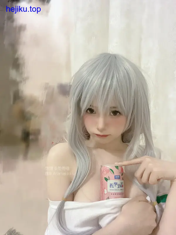 倦倦喵蜷成团睡觉尾巴搭鼻尖胡须自然散开