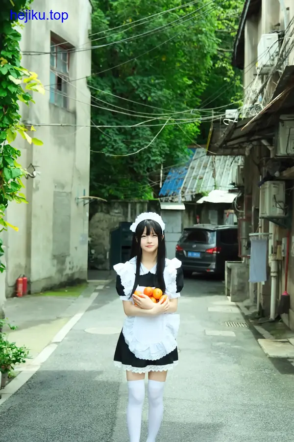 白莉爱吃巧克力写真图集，女生咬巧克力的慵懒瞬间，光影温馨