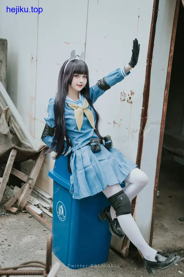 白莉爱吃巧克力cos图:焦糖色蓬蓬裙配热可可,窝在复古沙发里,色调温暖