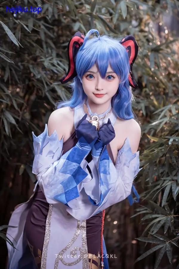 白莉爱吃巧克力cos图:巧克力工坊主题,穿棕色围裙,脸上点着可可粉小雀斑