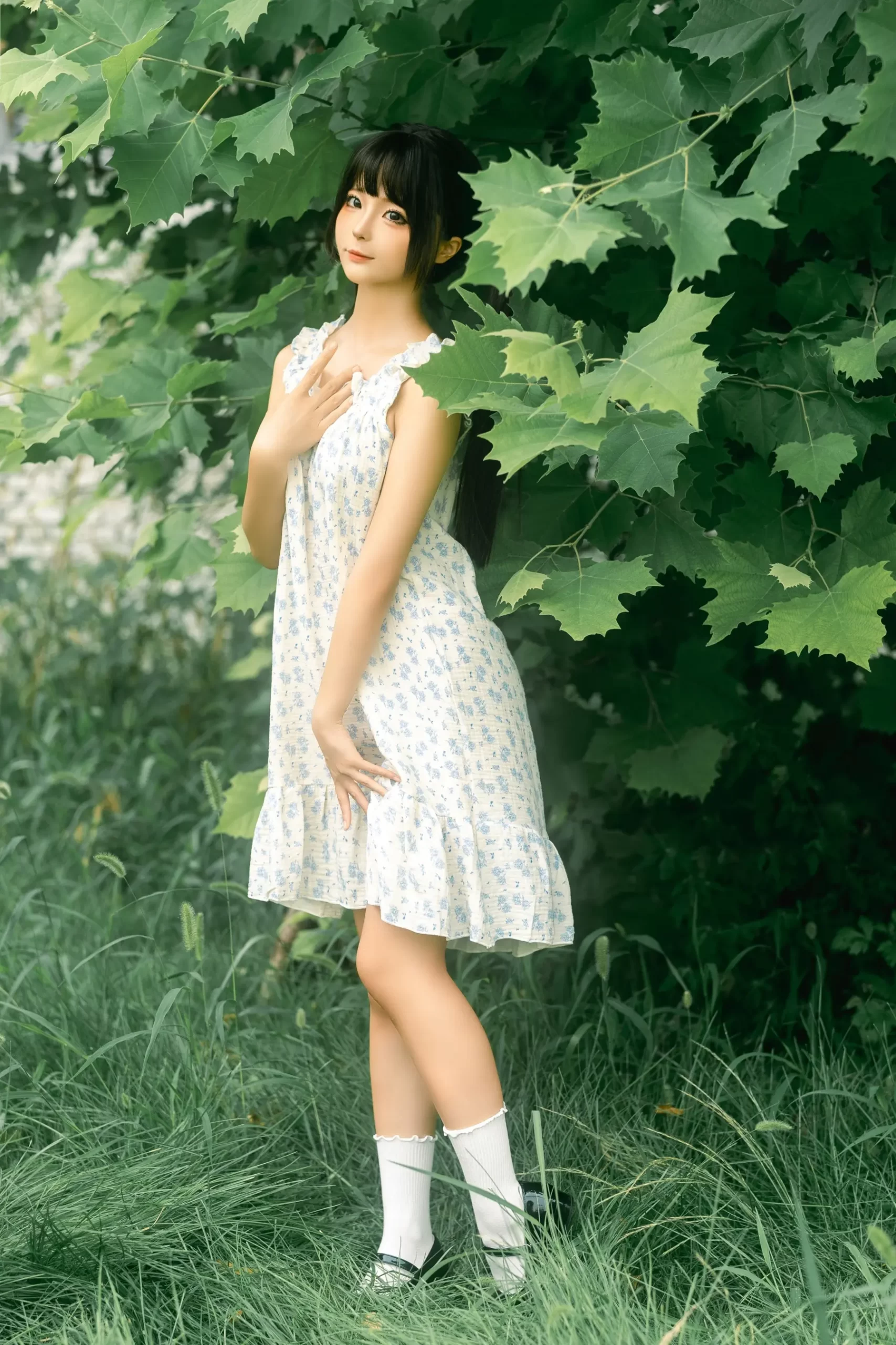 蠢沫沫闭眼找座位伸手摸空气下一秒撞到柱子表情扭曲