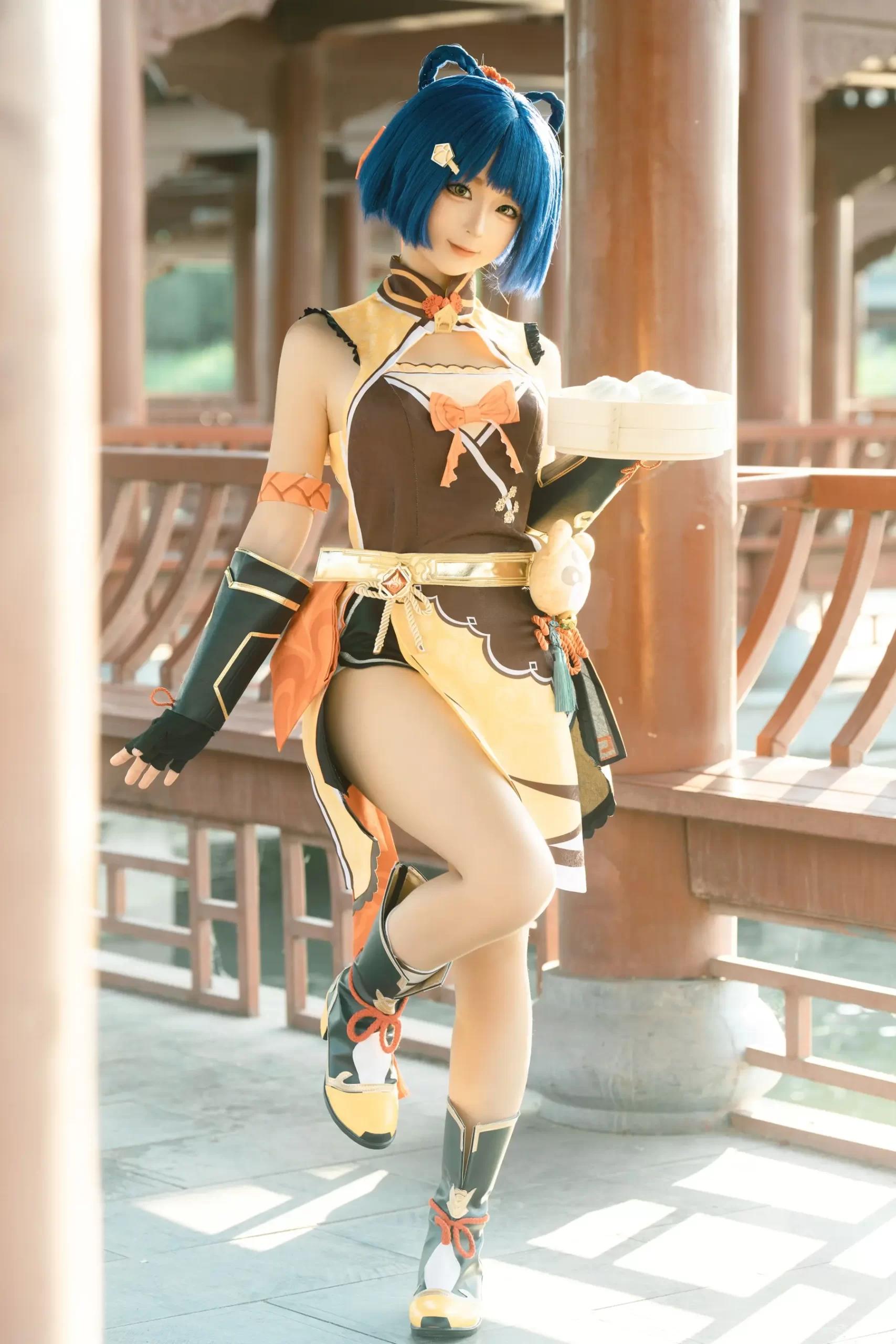 蠢沫沫地铁车厢里跳舞双手举过头顶周围乘客表情懵了