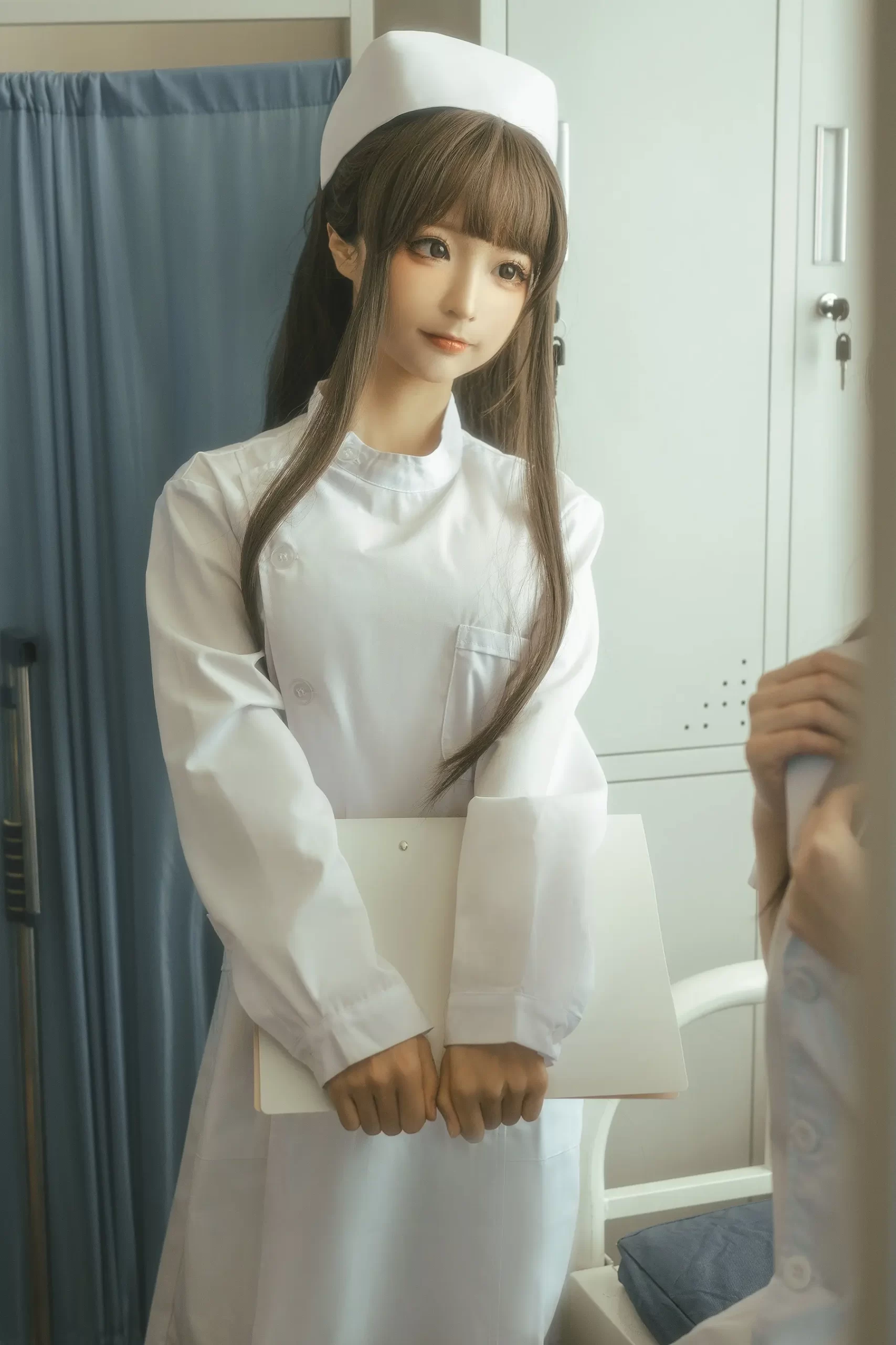 蠢沫沫地铁车厢里站得笔直装雕塑面无表情一动不动