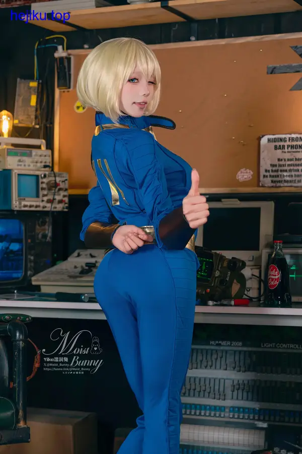 咬一口兔娘金蛇来财图集作为新年装饰的效果展示