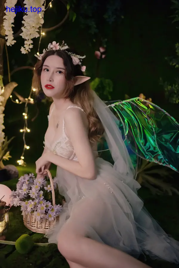 鹿八岁baby付费内容会员专属截图3 鹿八岁baby在直播中画画,旁边摆满了颜料和画笔