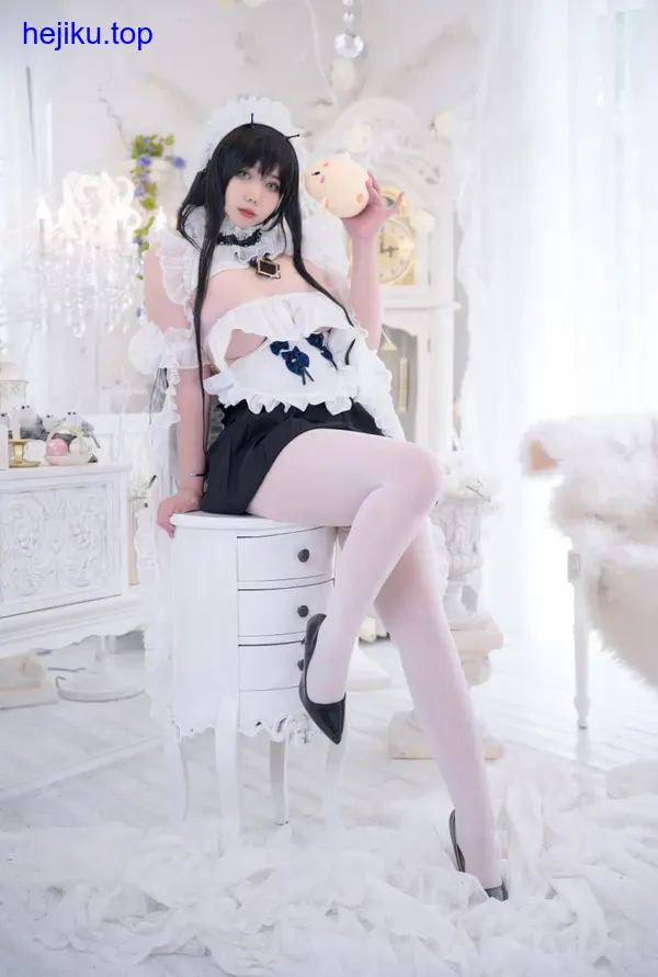 魅瞳meroko在泳池中蝶泳的瞬间抓拍，水花四溅动作利落