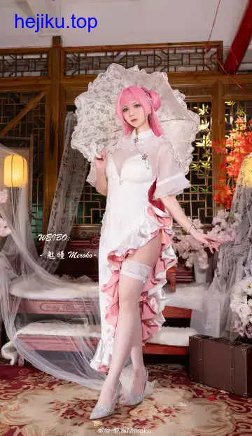 魅瞳meroko站在泳池出发台上，目视前方准备入水