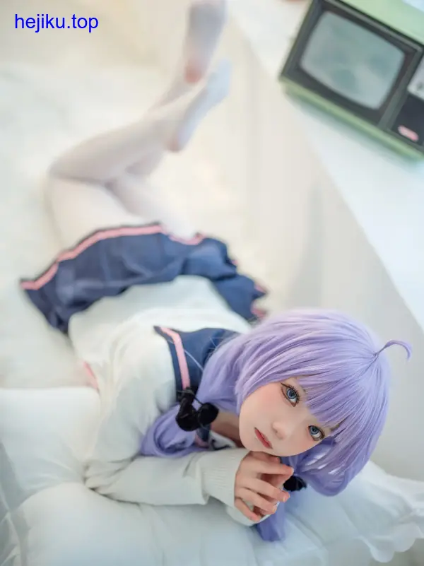 王胖胖u对着镜子做鬼脸嘴咧到最大能看到后槽牙