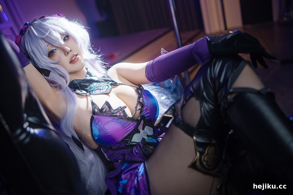 菌烨tako 176cm的海外华人Coser，粉丝叫她“麦香鸡”还问她能不能防住