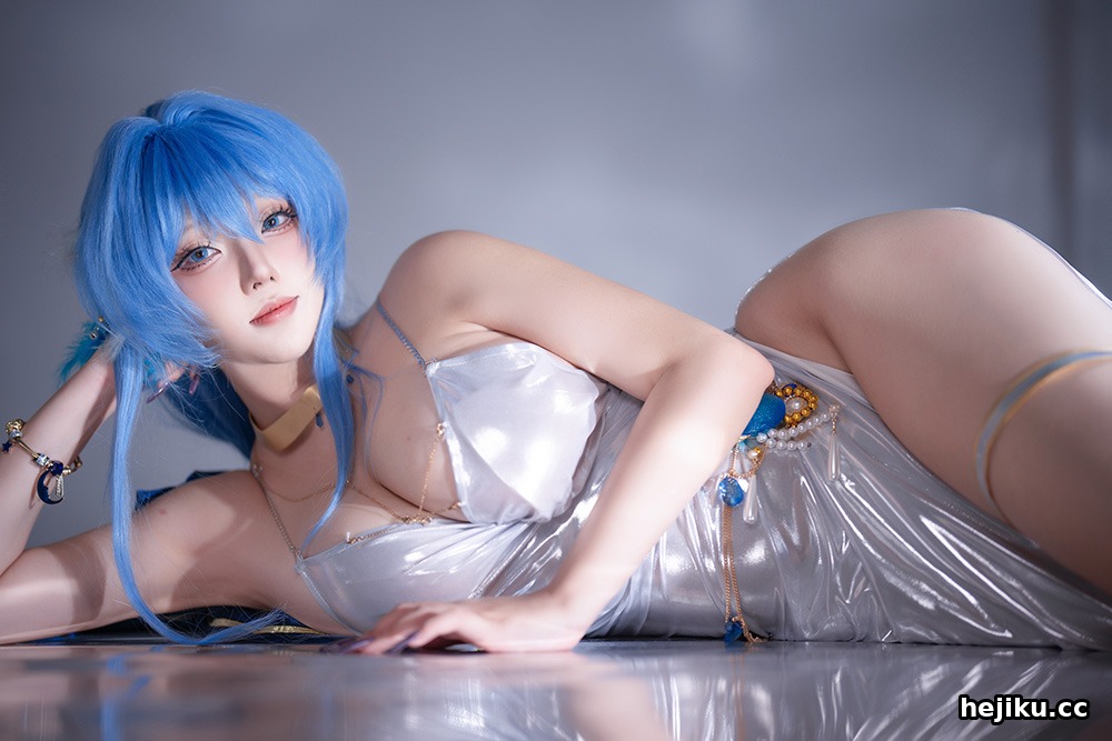 菌烨tako 176cm的海外华人Coser，粉丝叫她“麦香鸡”还问她能不能防住