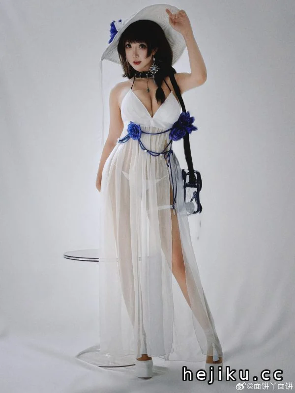 胜利女神面饼仙儿COS:演绎比基尼版梅里的温柔与理性张力