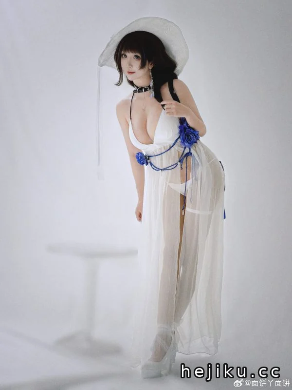 胜利女神面饼仙儿COS:演绎比基尼版梅里的温柔与理性张力