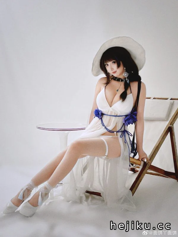 胜利女神面饼仙儿COS:演绎比基尼版梅里的温柔与理性张力