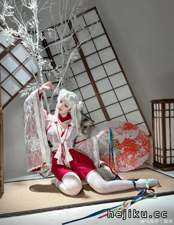 面饼仙儿碧蓝航线COS赏析：演绎跨年新年版三隈的娇俏与优雅