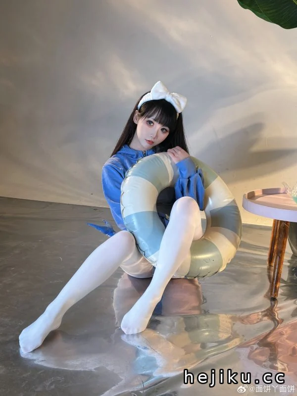 面饼仙儿鲨鱼COS赏析:演绎丝袜泳装版鲨鱼少女的俏皮与可爱