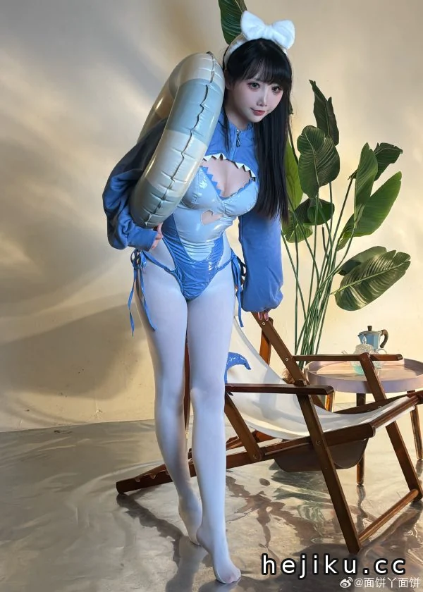 面饼仙儿鲨鱼COS赏析:演绎丝袜泳装版鲨鱼少女的俏皮与可爱