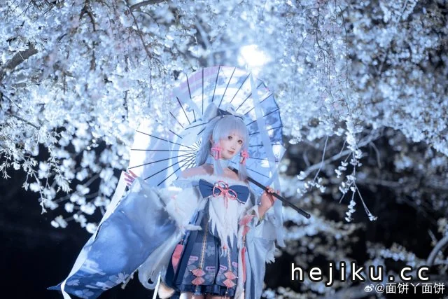 面饼仙儿神里绫华COS:夜樱之下一场关于克制之美的优雅演绎