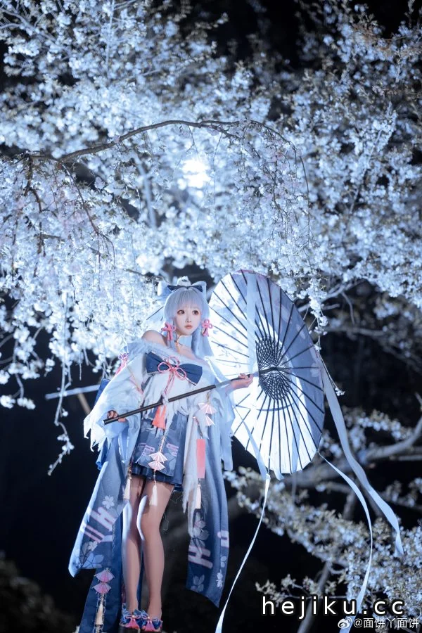 面饼仙儿神里绫华COS:夜樱之下一场关于克制之美的优雅演绎