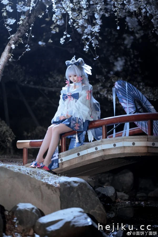 面饼仙儿神里绫华COS:夜樱之下一场关于克制之美的优雅演绎