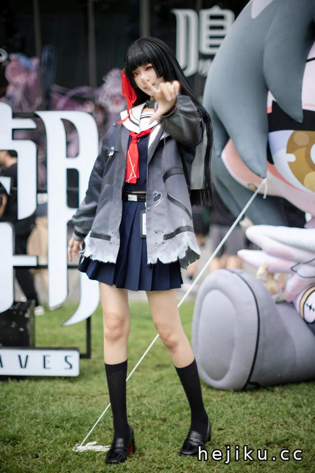 四巫日モミ朽叶千咲cos赏析:黑白红水手服演绎冷感少女魅力