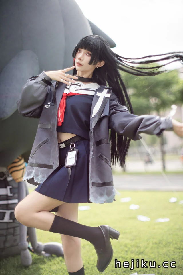 四巫日モミ朽叶千咲cos赏析:黑白红水手服演绎冷感少女魅力