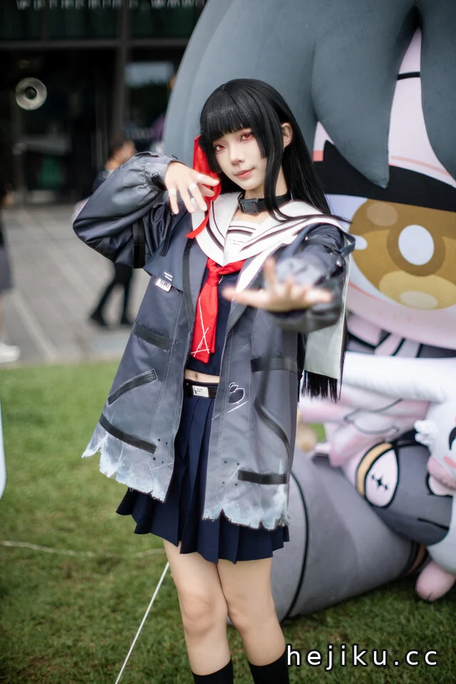 四巫日モミ朽叶千咲cos赏析:黑白红水手服演绎冷感少女魅力