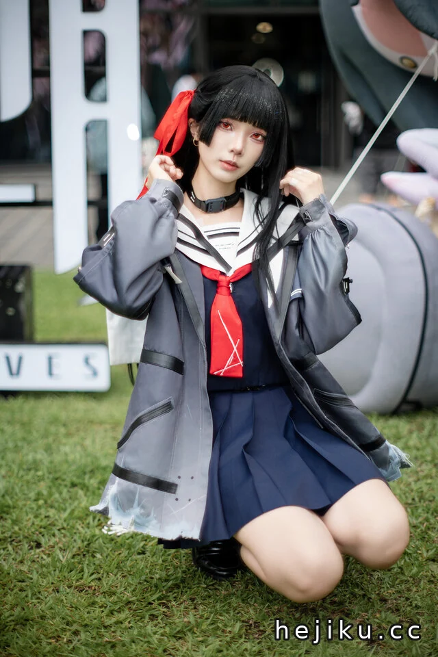 四巫日モミ朽叶千咲cos赏析:黑白红水手服演绎冷感少女魅力