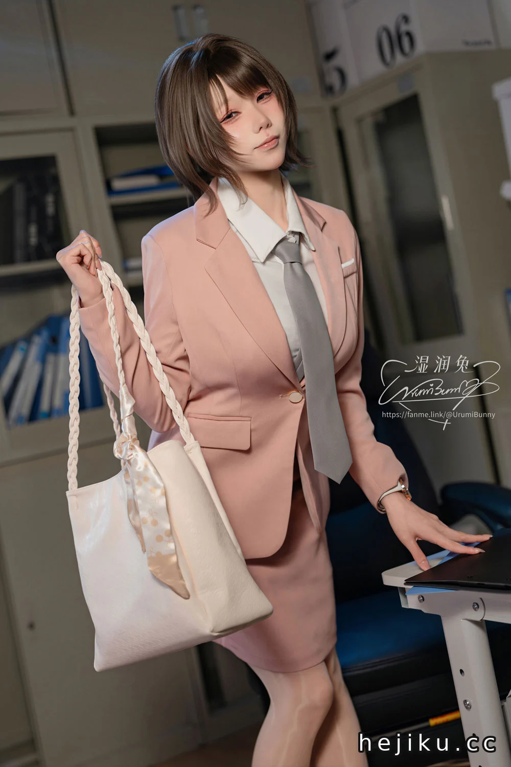 咬一口兔娘(Yiko湿润兔) 2026年8月作品 职场新人无惨 上篇 [119P1V-1.
