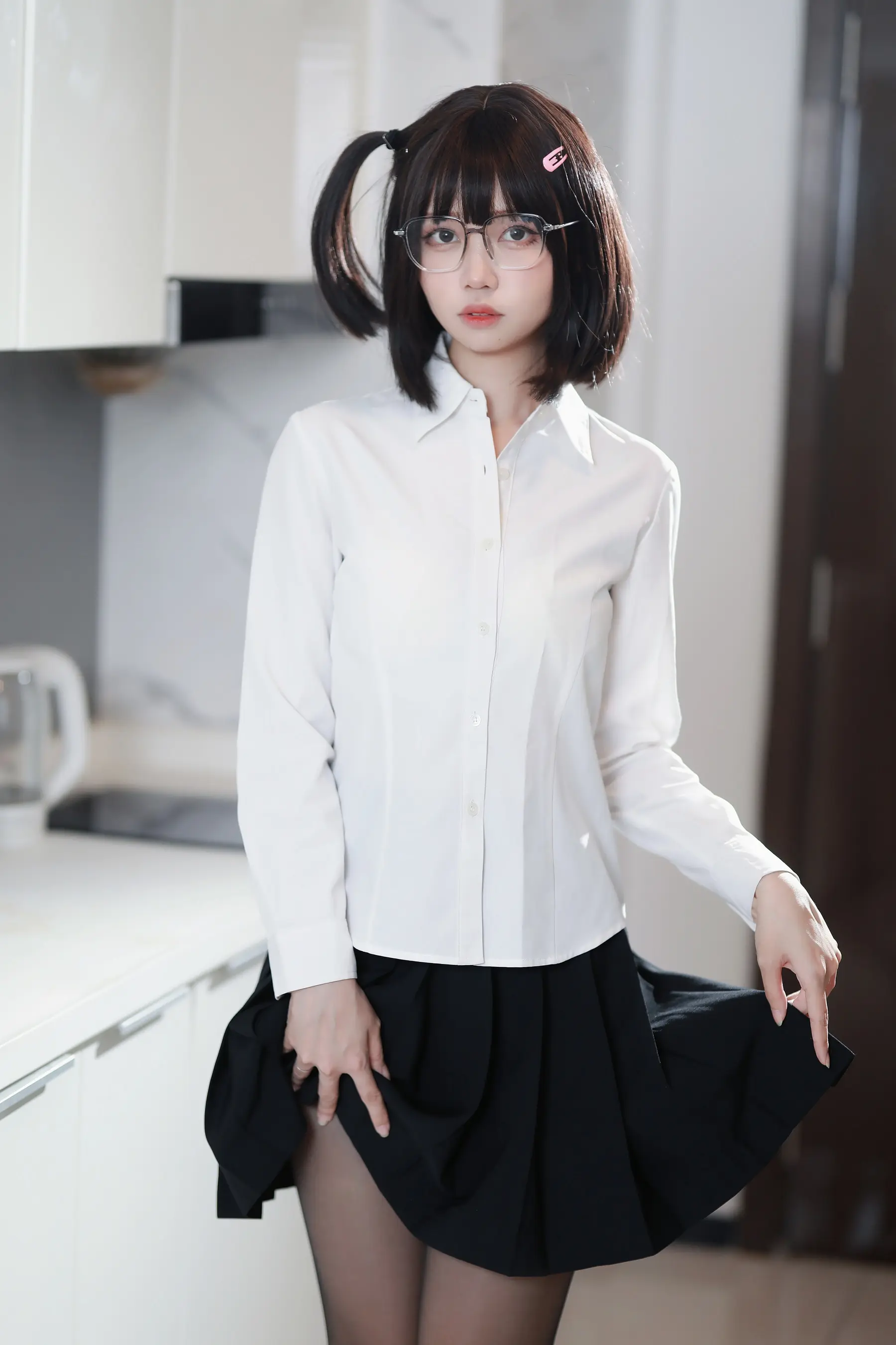 洛桑w伊梓地铁弹唱舞蹈服惊艳全场，吉他神操作曝光  第1张